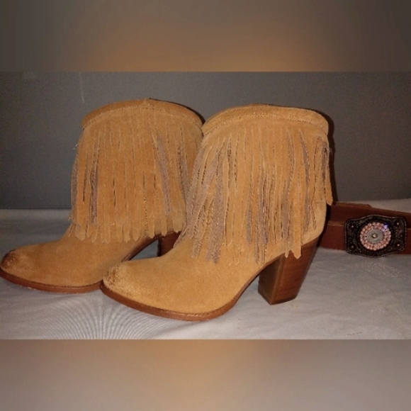 FRYE Llana REAL suede, factory distressed fringe boots. Sz 6b. EXCELLENT COND! - Picture 2 of 8